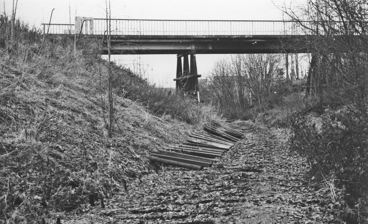 Urskog-Hølandsbanens spor ved Fyen er tatt opp på den strekningen der det skal støpes tunnel (kulvert). I bakgrunnen den gamle veibroen som senere ble revet.