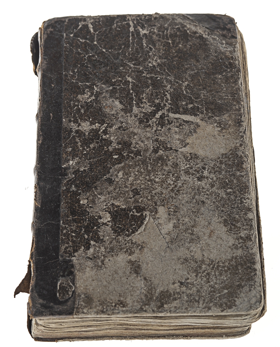 Rektangulær lærinnbundet bok. Boken har hatt mange eiere, de første sidene har flere signaturer. Boken omhandler geografi i hele verden, sett fra Nord- Europa i 1778.