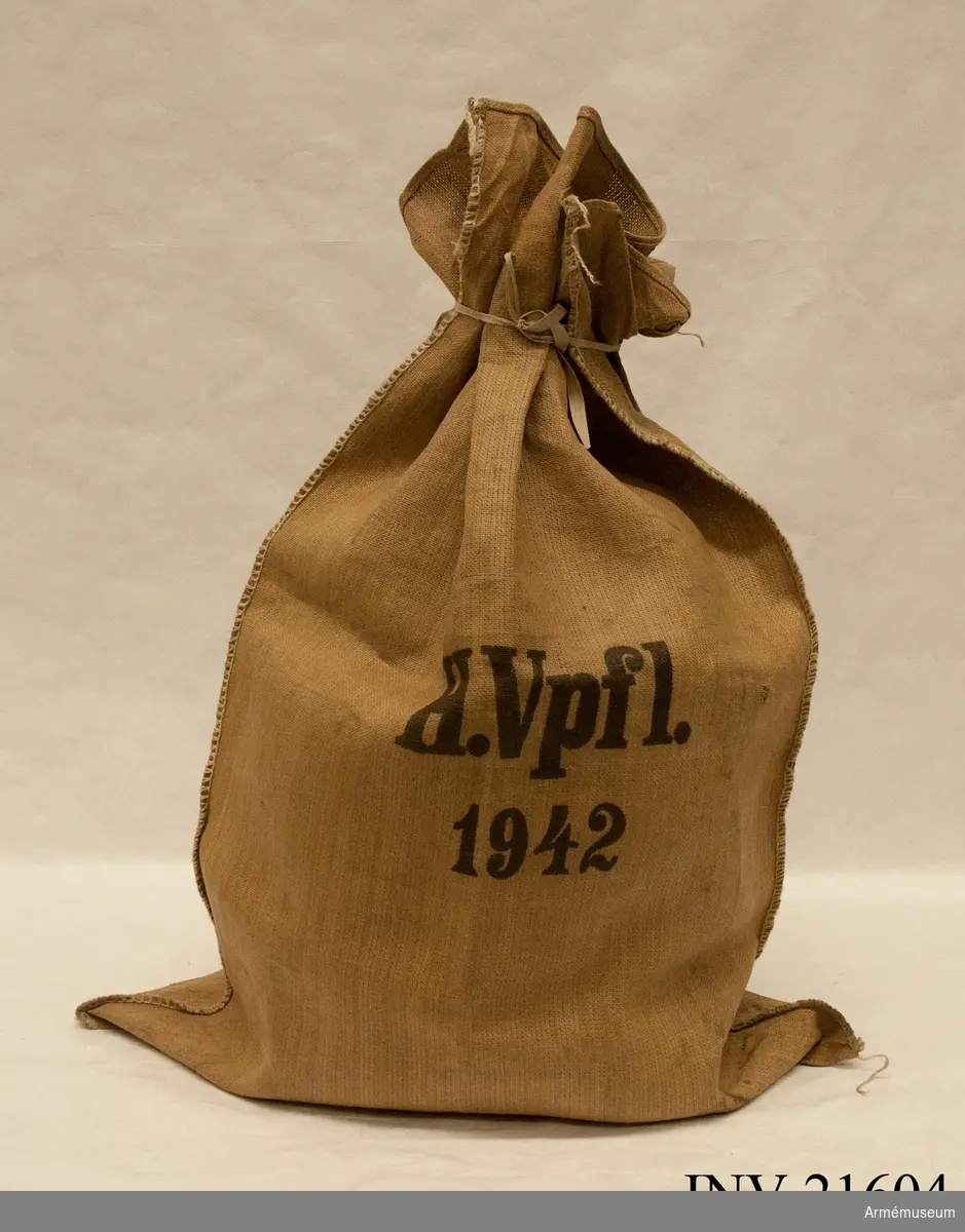 Av pappersväv, i sidorna hopfogad med en söm. Märkt "H.Vpfl." och under "1942" = Heeresverpflegung, tillv.år 1942. Säcken omhändertagen av givaren under tjänstgöring i Narvik (Norge) efter kapitulationen 1945. /S.W-ge