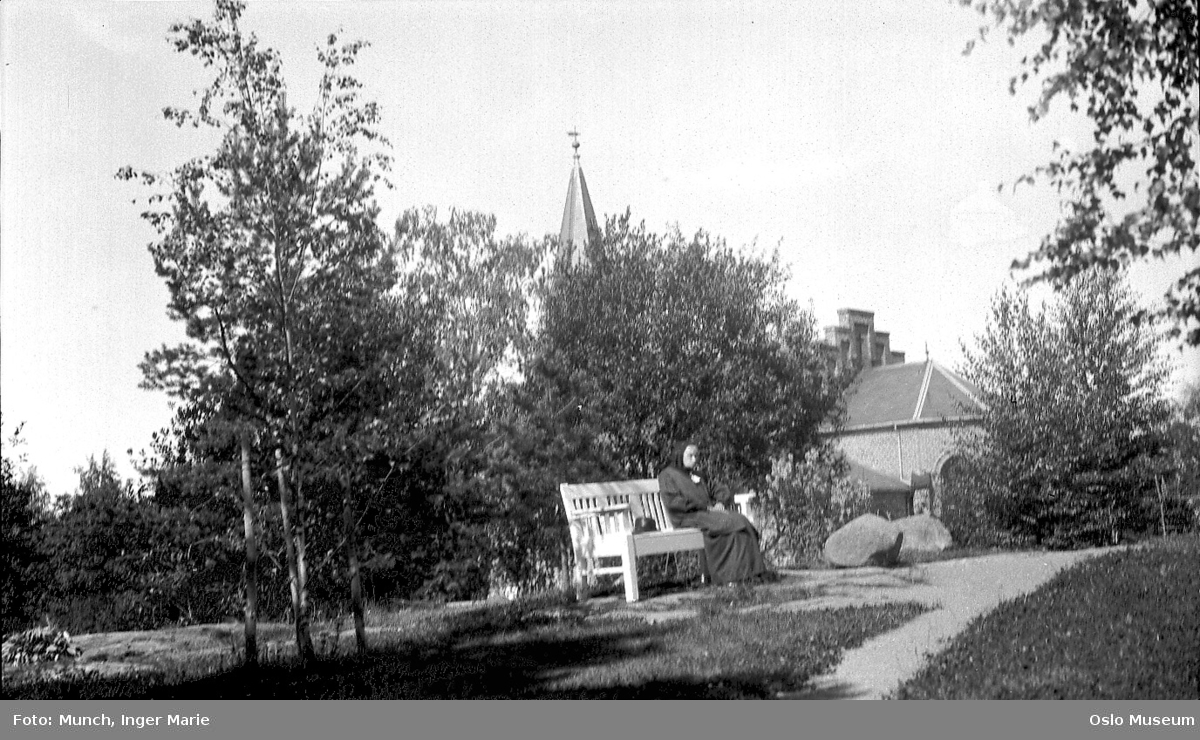 park, benk, kvinne, Nordstrand kirke