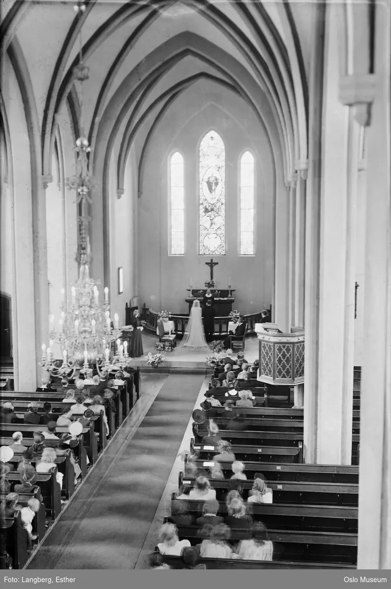 Vestre Aker kirke, interiør, bryllup, brudepar, prest, menighet