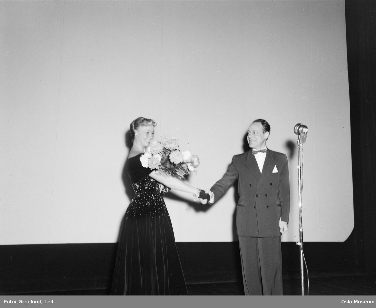 Klingenberg kino, interiør, scene, mann, kvinne, skuespillerinne, blomsteroverrekkelse, mikrofon