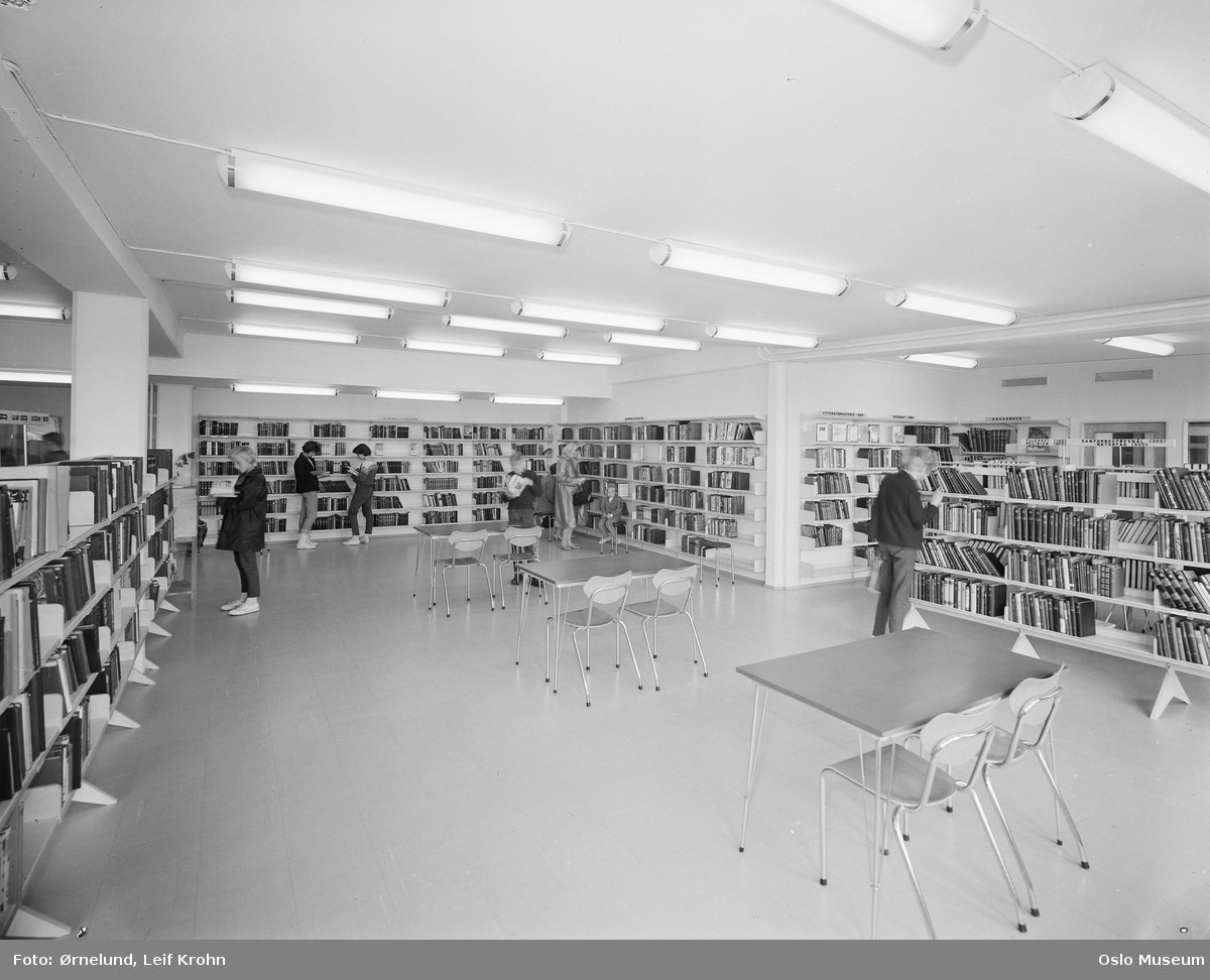 Deichmanske bibliotek, avdeling Veitvet, interiør, mennesker
