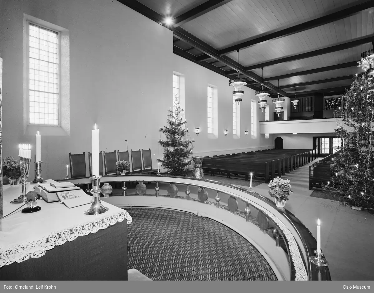 Iladalen kirke, interiør, juletrær