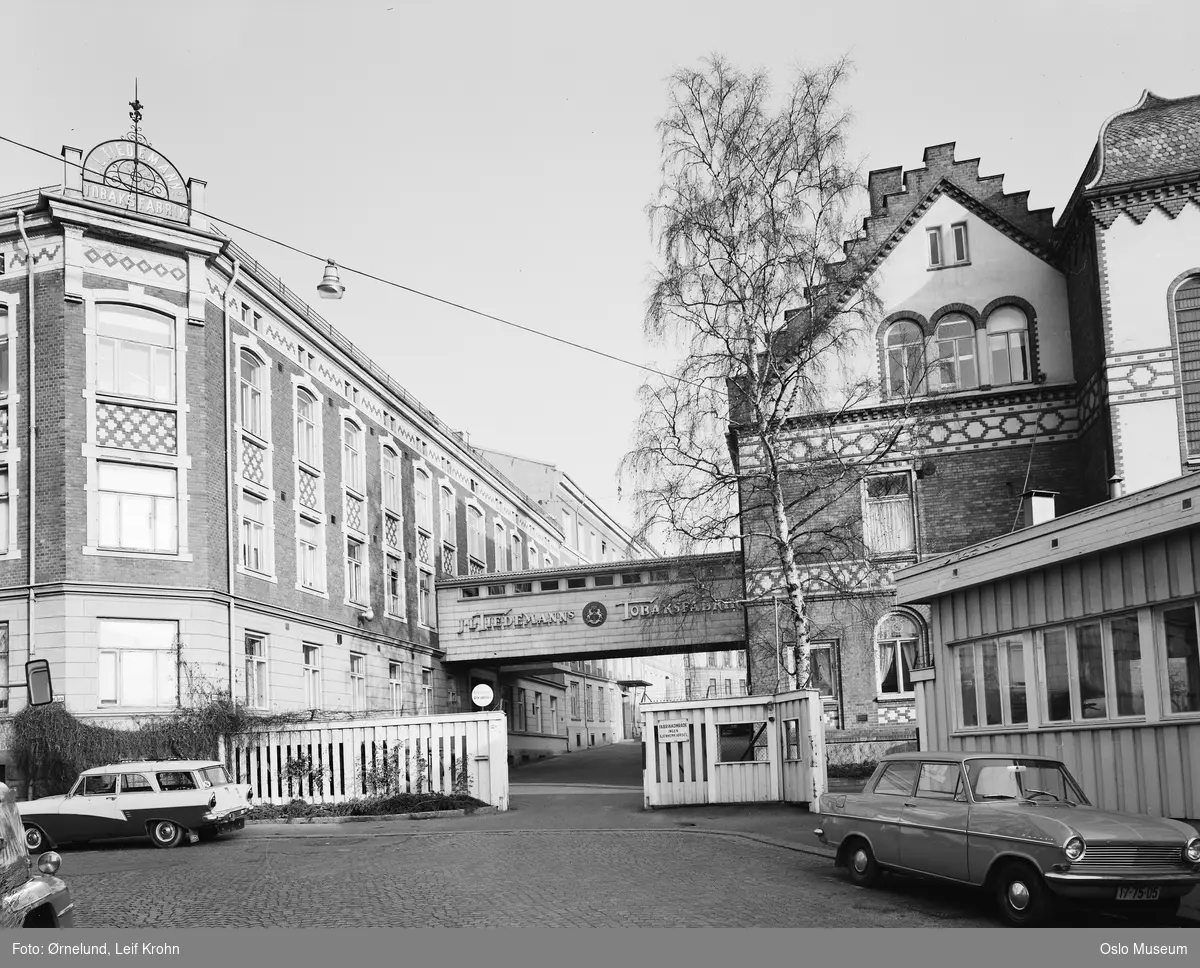Tiedemanns tobakksfabrikk, fabrikkbygninger, gjerde, port, biler