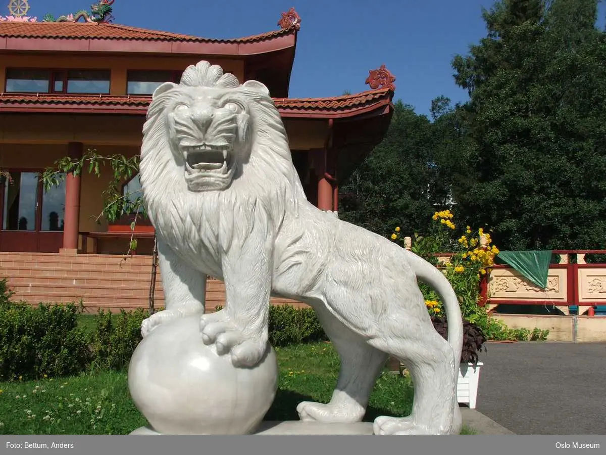 Buddhisme, Khuong Viet tempelet, eksteriør, søyler, drage, løve, elefant, fontene, ornamenter, pagode