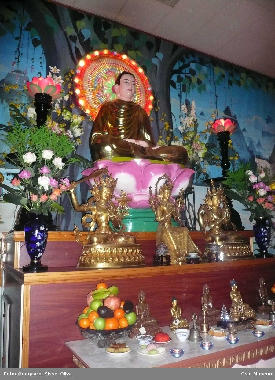 Buddhisme, Khuong Viet tempelet, lysfest, interiør, guder, Buddha, blomster, frukt, mann, kvinne, barn, seremoni, alter