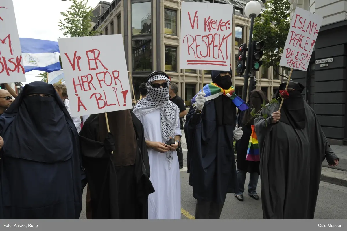 Fotodokumentasjon av Homoparaden 2008. Mennesker, opptog, parade, kostymer, kjøretøy, tilskuere, bannere, paroler, parykker, sminke, hijab, niqab, islam, kvinner, palestinaskjerf.