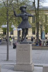 Nina Sundbyes skulptur av Per Aabel.