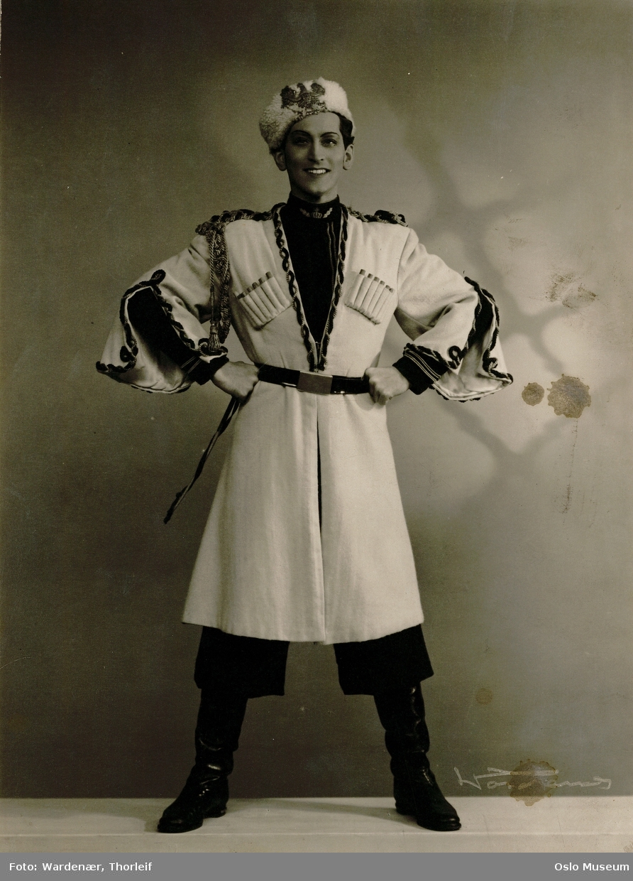 portrett, mann, skuespiller, stående helfigur, rollebilde, Eisenstein i Flaggermusen på Nationaltheatret