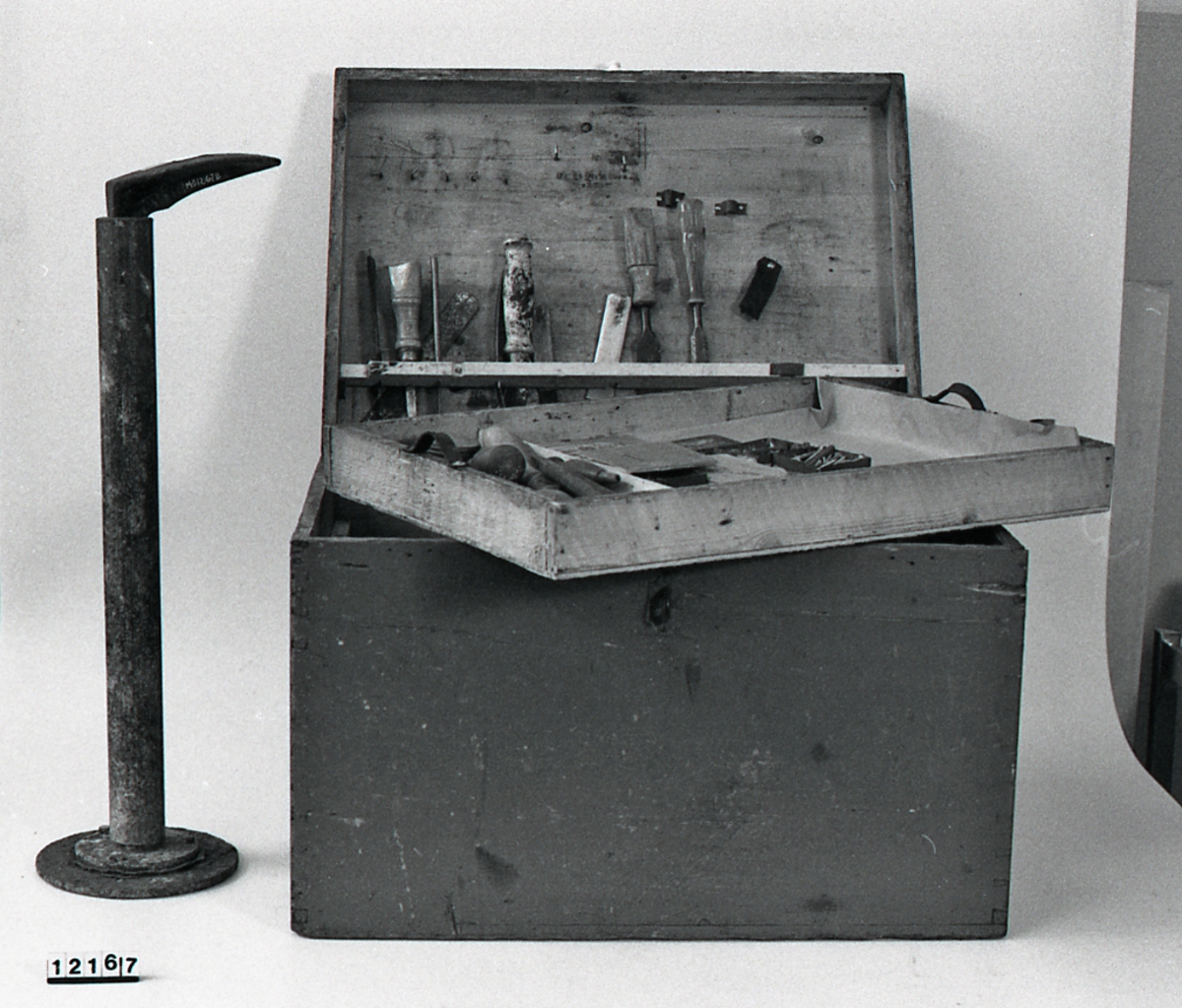 Skomakerkasse med verktøy og utstyr.