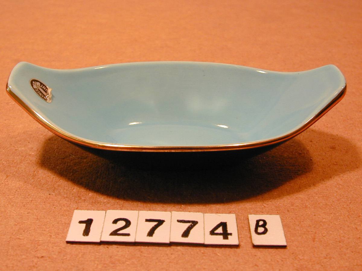 Form: Tre skåler med tilnærmet ovalt tverrsnitt, to skåler med sirkulært tverrsnitt, en glasskål med rektangulært tverrsnitt.

