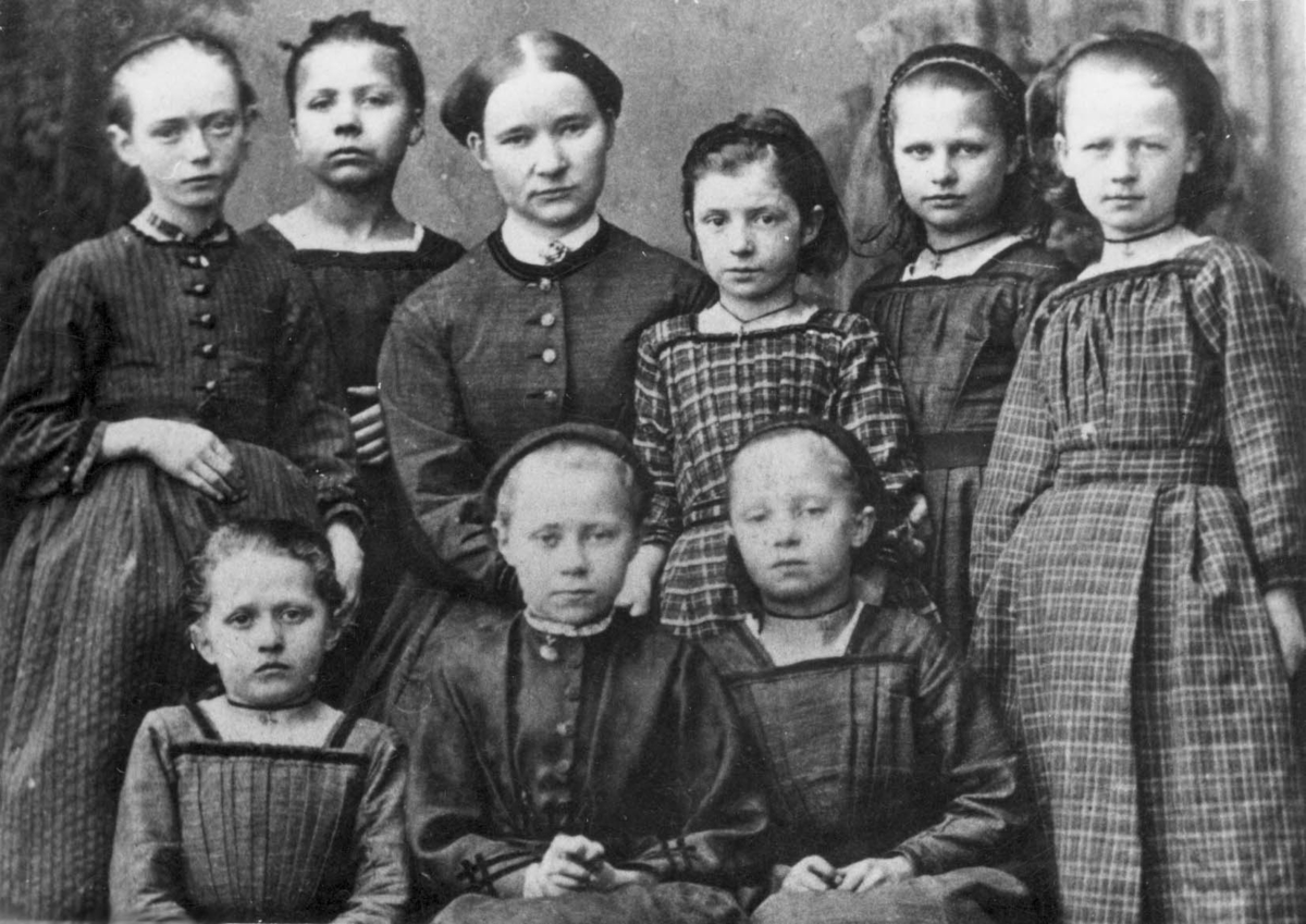 Gruppebilde -  Privat pikeskole i Haugesund, 1860-årene.