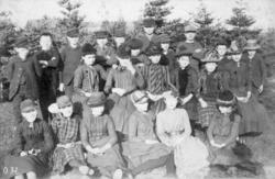 Gruppebilde - Middelskolen i Haugesund i 1891. Bildet er tat