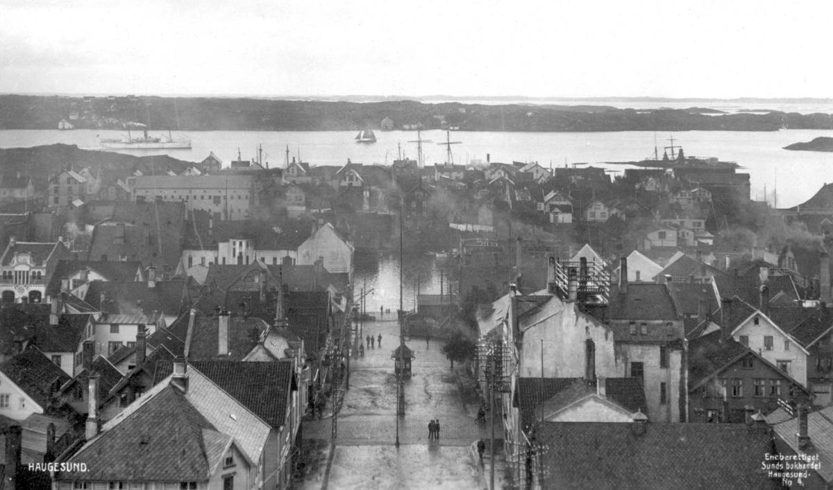 Utsyn mot Smedasundet og Karmsundet, med byen i forgrunnen. Bildet kan være tatt fra tårnet på Vår Frelsers kirke. Torggt. er midt i bildet, og går ned til Smedasundet.