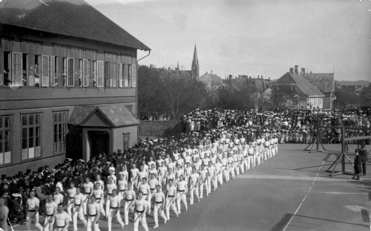 Turnstevne ved Middelskolen på Havnaberg, ca. 1900.