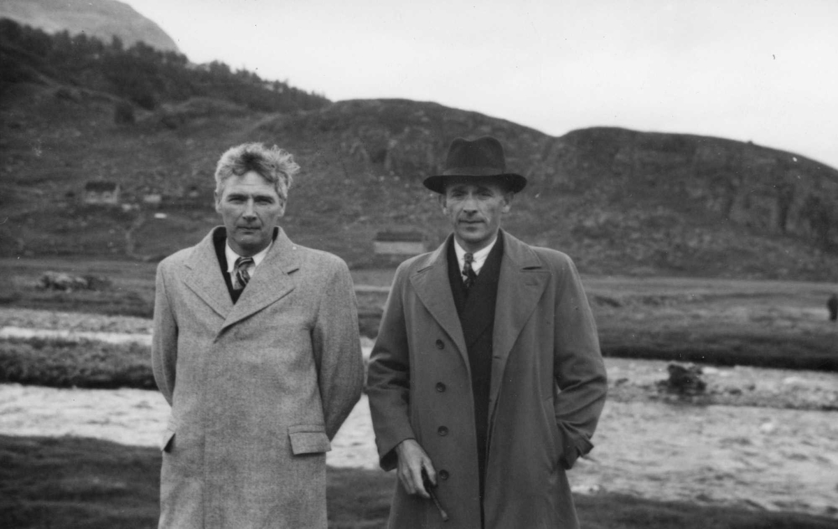 To menn fotografert foran ei elv. Antagelig i Valdalen. Til v. ordfører Hjellum, Sveio, til h. ordfører Hans Bua, Valestrand