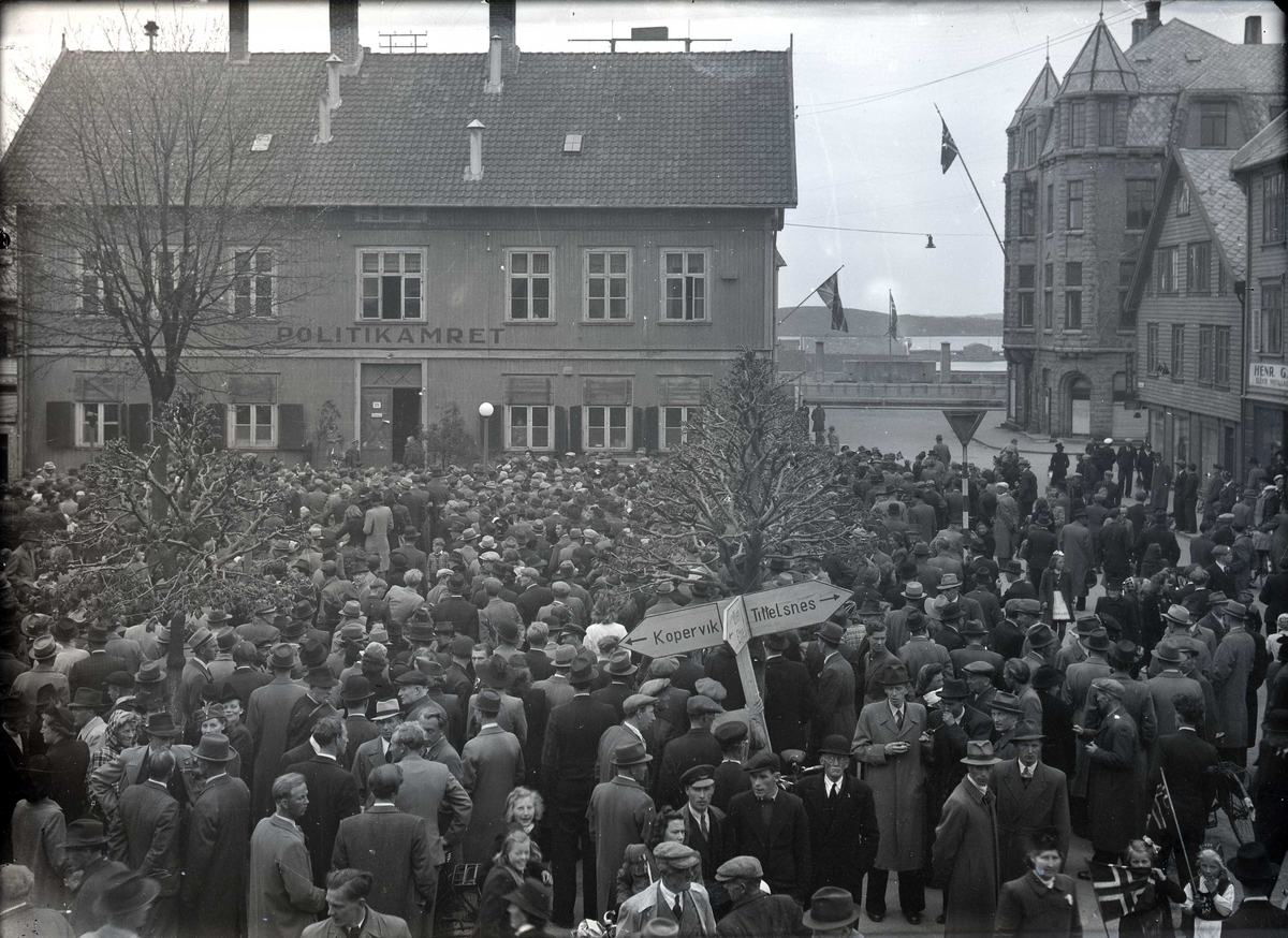 Stor folkemengde samlet på Bytunet foran Politikammeret. Fra frigjøringsdagene i mai 1945.  Arrestasjon av nazister.