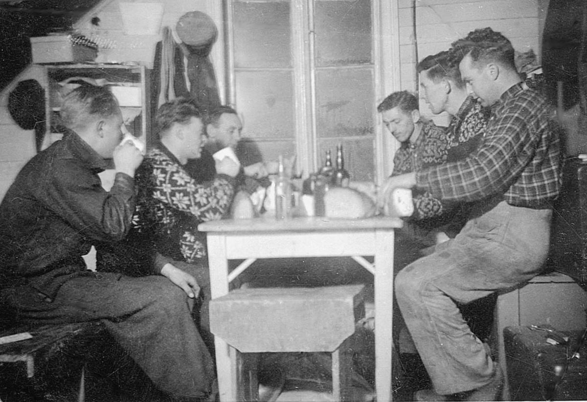 En arbeidsgjeng fra Fjelberg ved kveldsbordet på hybelen i 3dje etasje på Sørahuset.