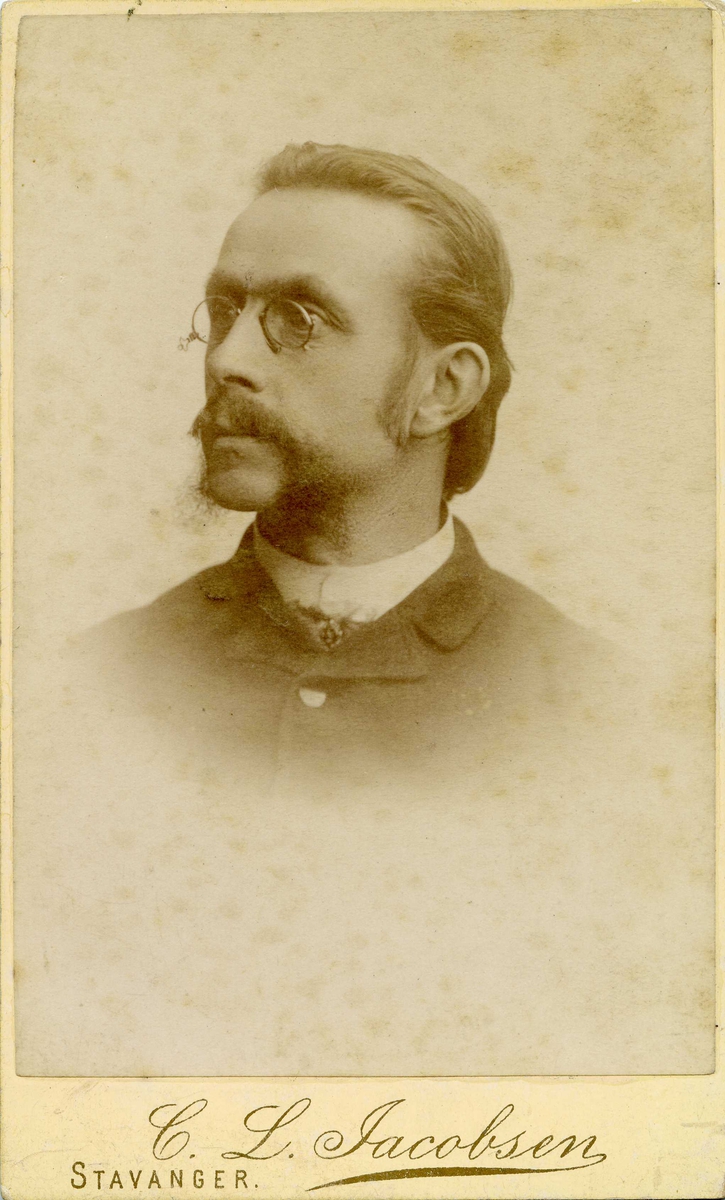 Portrett - Danselærer Helgesen fra Stavanger. Var i Haugesund i 1880-90 og holdt danseskole.