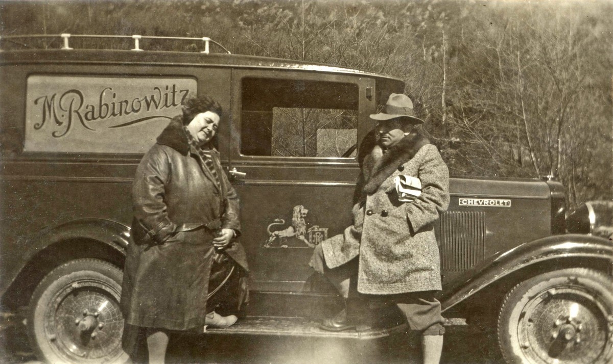 Johanna og Moritz Rabinowitz foran en bil