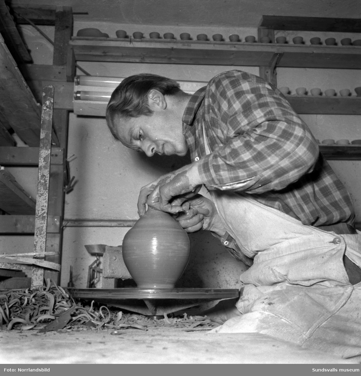 Arne Karlsson i sin keramikverkstad i Klingsta. Klingsta keramik.