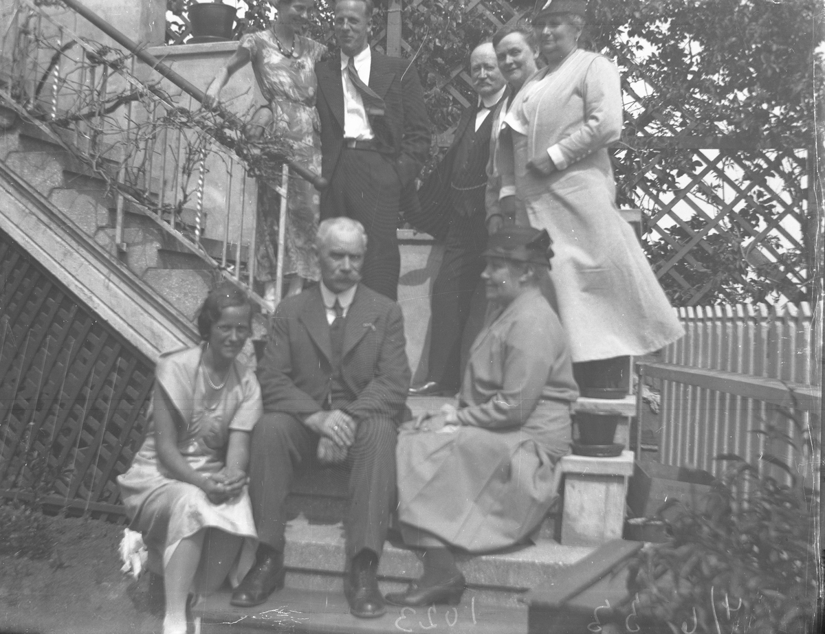 Åtte personer i verandatrappen hos Lyng Olsen i Parken 4 Juni 1933. Kragerø