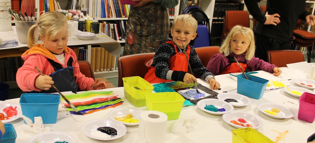 Aktivitetsdag på Berg-Kragerø Museum 8.10.2014. Høstferien.
Barn maler, spiser og drar i tau.
