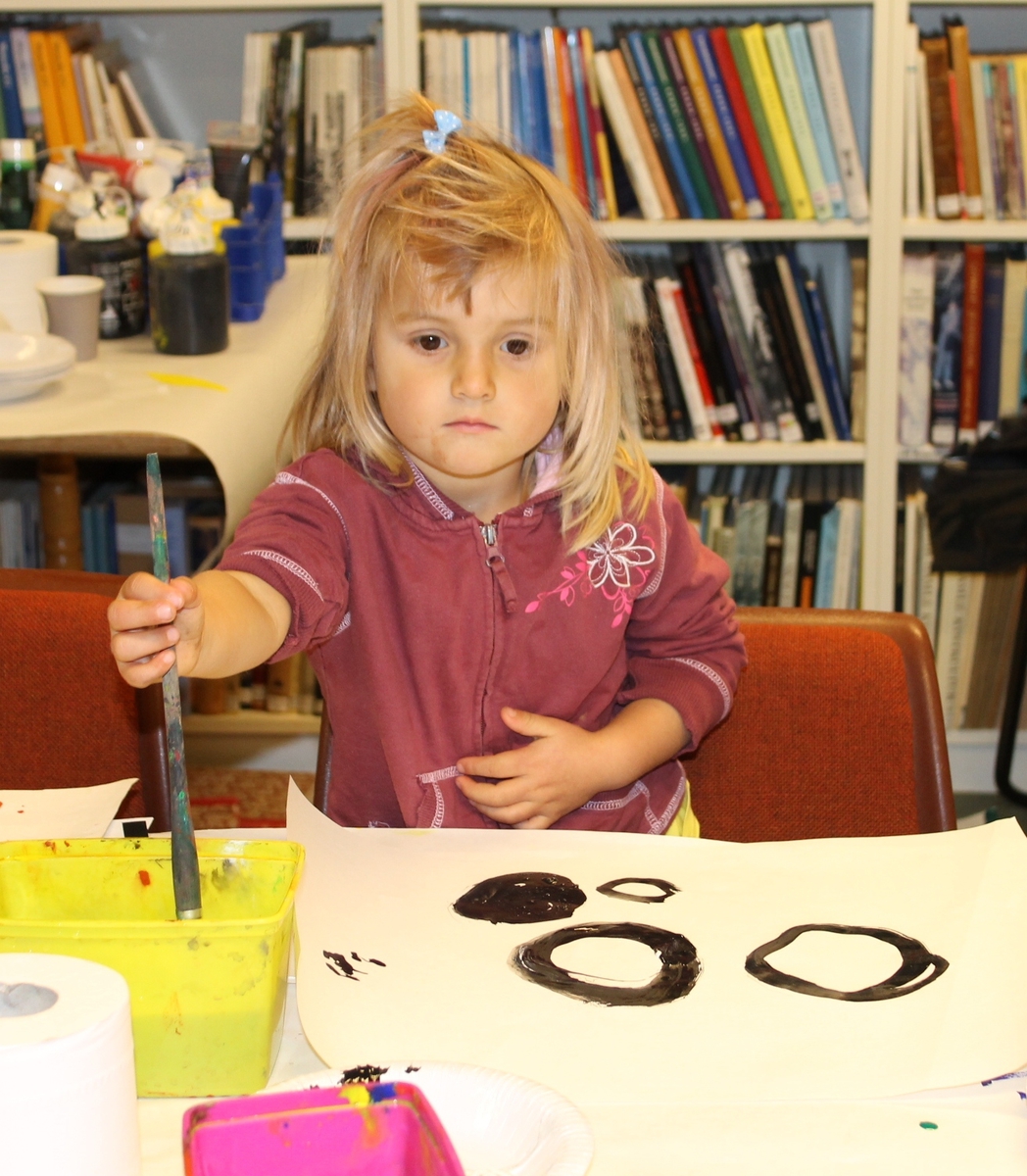 Aktivitetsdag på Berg-Kragerø Museum 8.10.2014. Høstferien.
Barn leiker,  maler, kaster bocca, kaster ringer, og hopper i sekk.