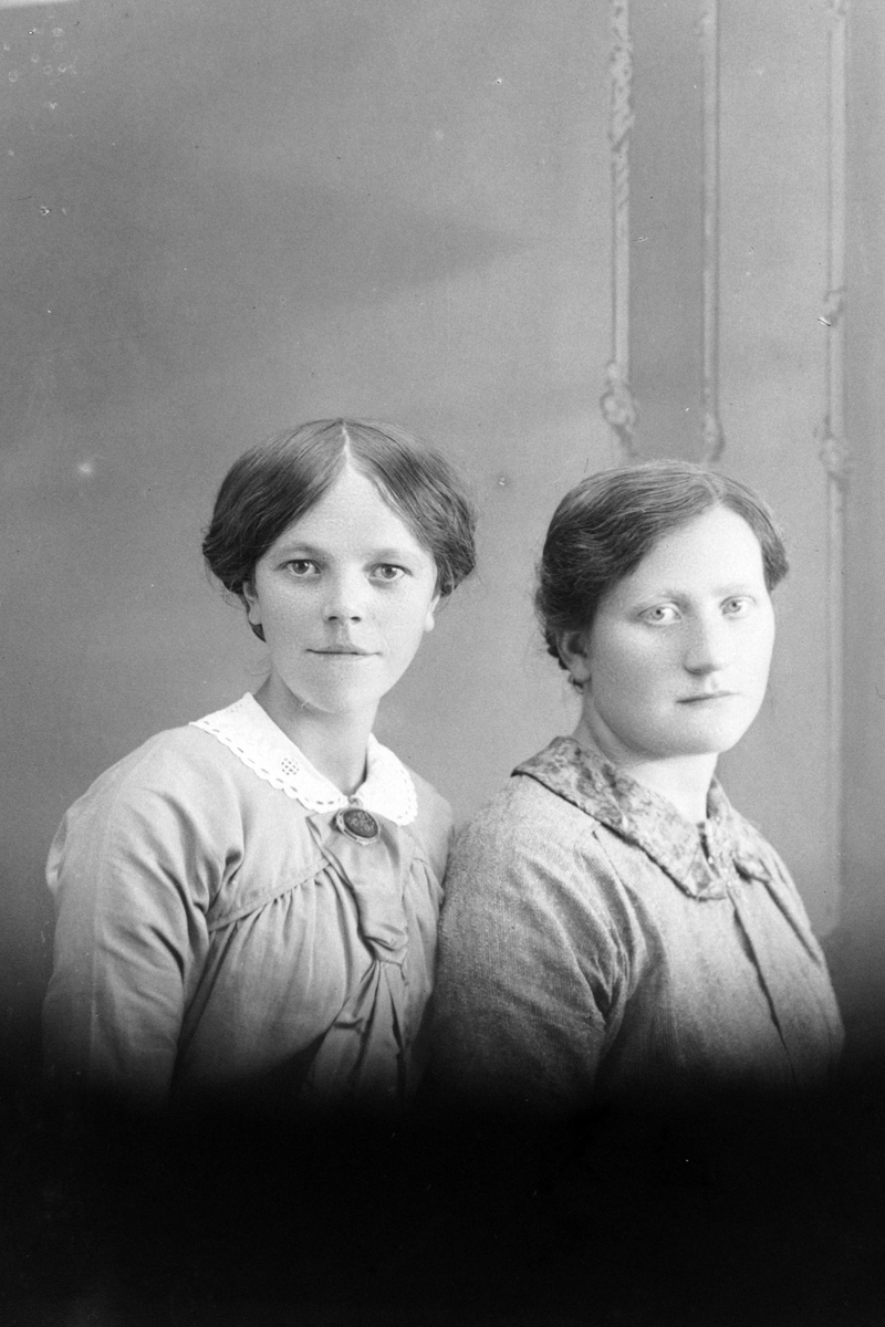 Studioportrett av to kvinner i halvfigur.