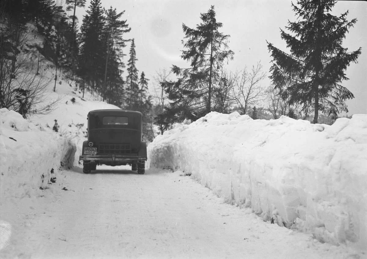 Drosje mellom snøfonner/brøytekanter ved Kjempehaugen/Kalstadveien 10 Mars 1936. Kragerø