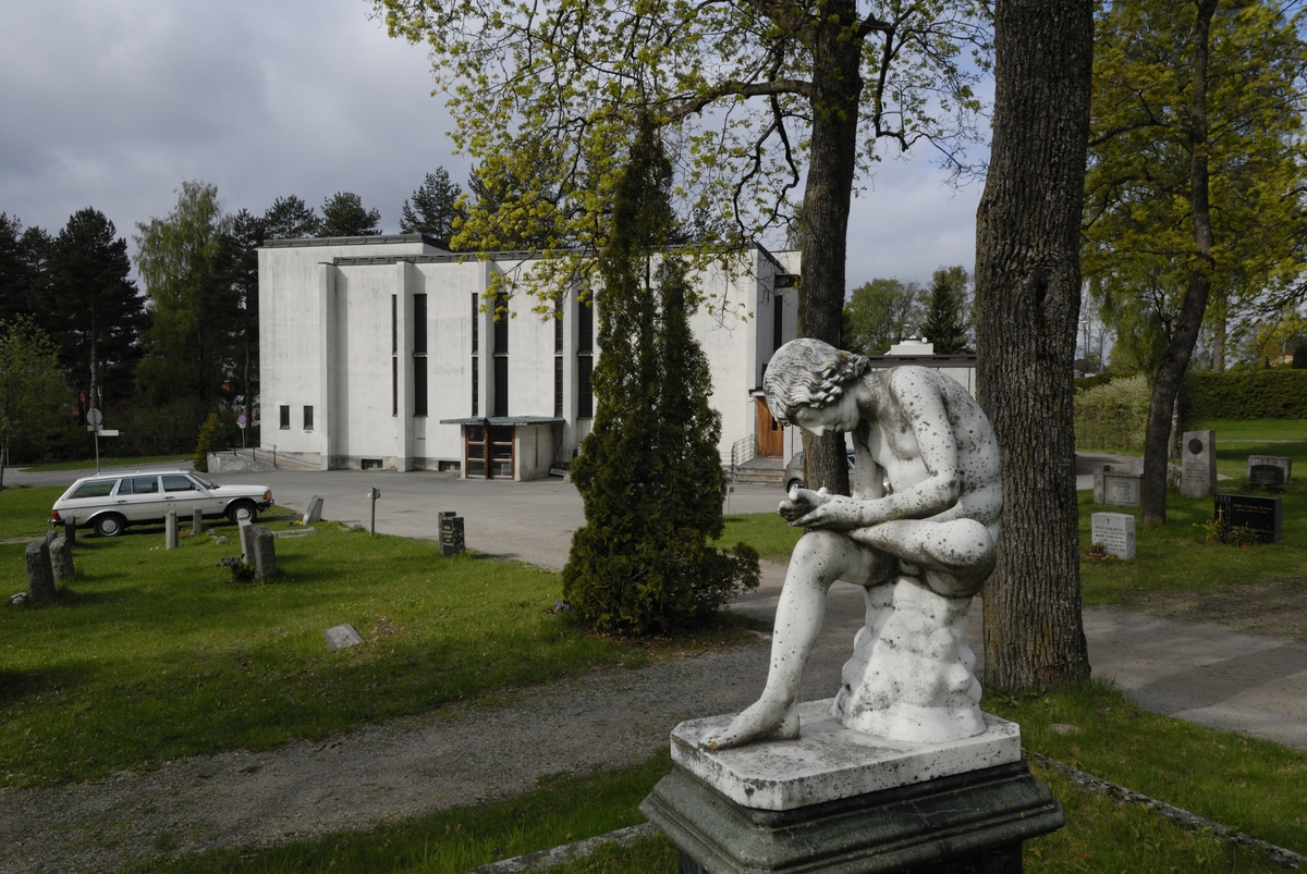 Hamar krematorium, arkitekt Rolf Prag. Gravmonument, gravstein. 