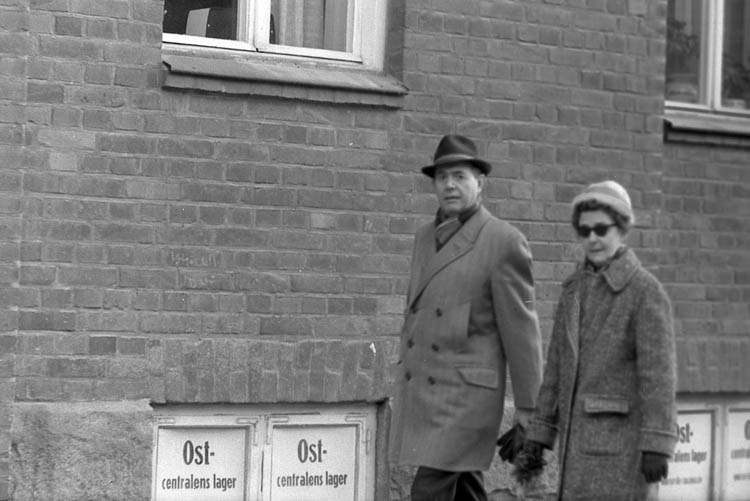 Makarna Hugo och Gunhild Westin på promenad i Uddevalla år 1964
