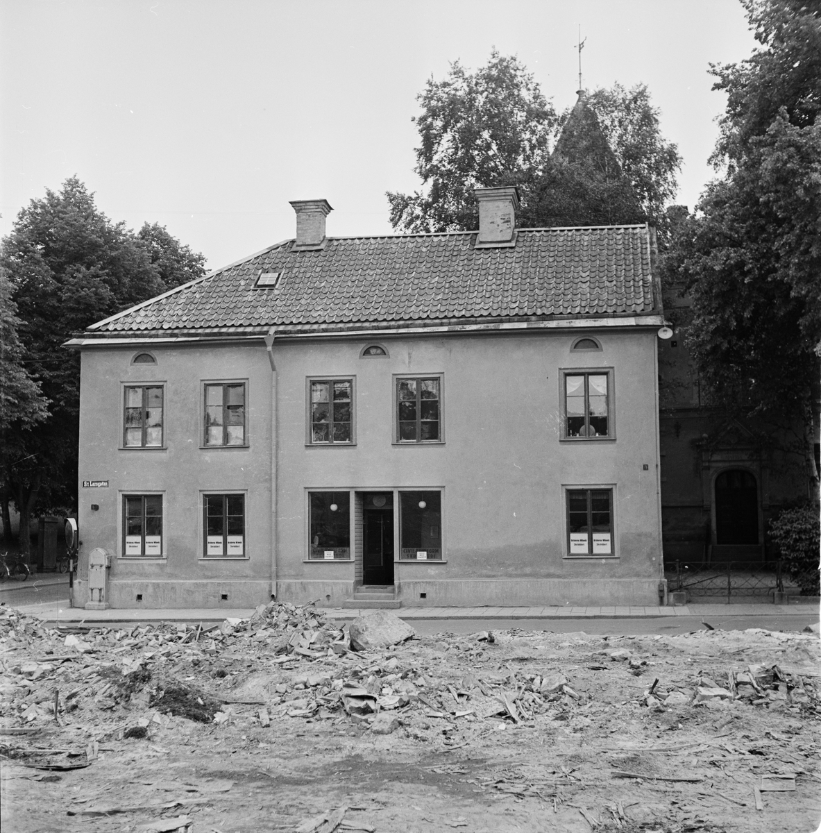 Södermanlands-Nerikes nation - rivningstomt i förgrunden, S:t Larsgatan, Uppsala 1955