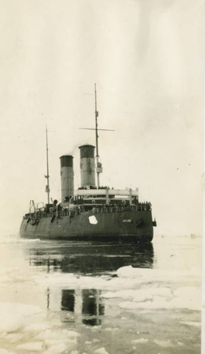 Den sovjetiske isbryteren Krasin, bygget i 1917, døpt Svyatogor. Gitt navnet Krasin i 1927. Deltok i redningen av Umberto Nobile i 1928.