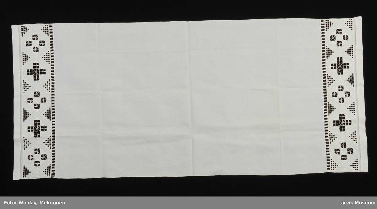 Form: hvit sultan, i hver ende 13 cm br.bord av Hard.s
