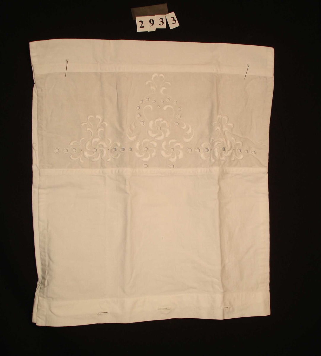 Nattøypose ligner også på putevar, med hvite broderier nederste delen, 
