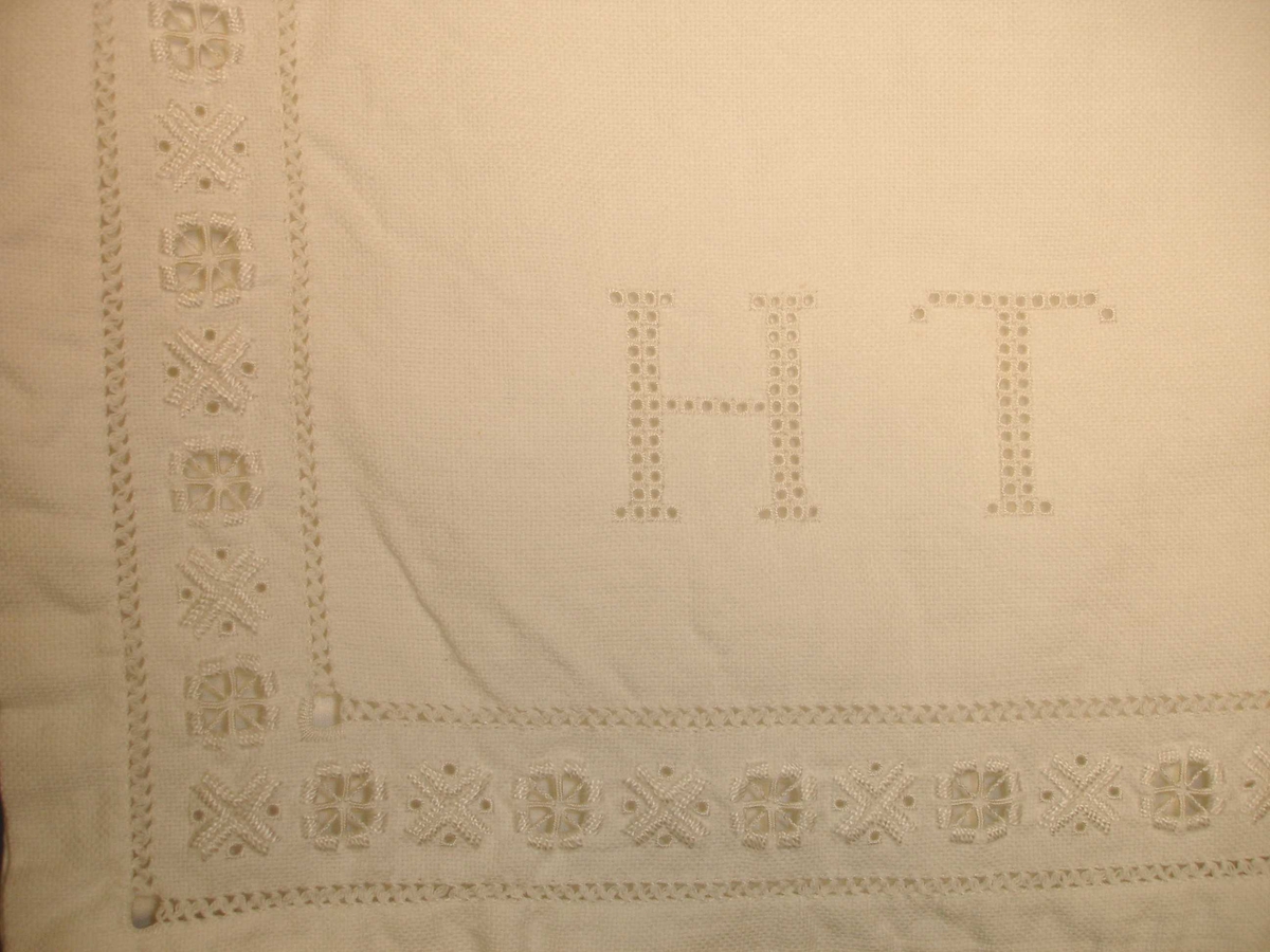 Nattøypose, mappe, brodert med monogram HT og hardangersøm