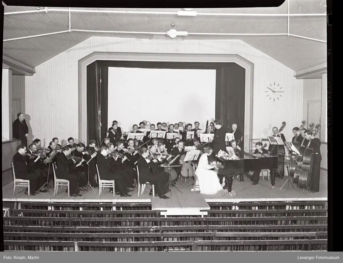 Symfoniorkesteret i kinosalen på Steinkjersannan