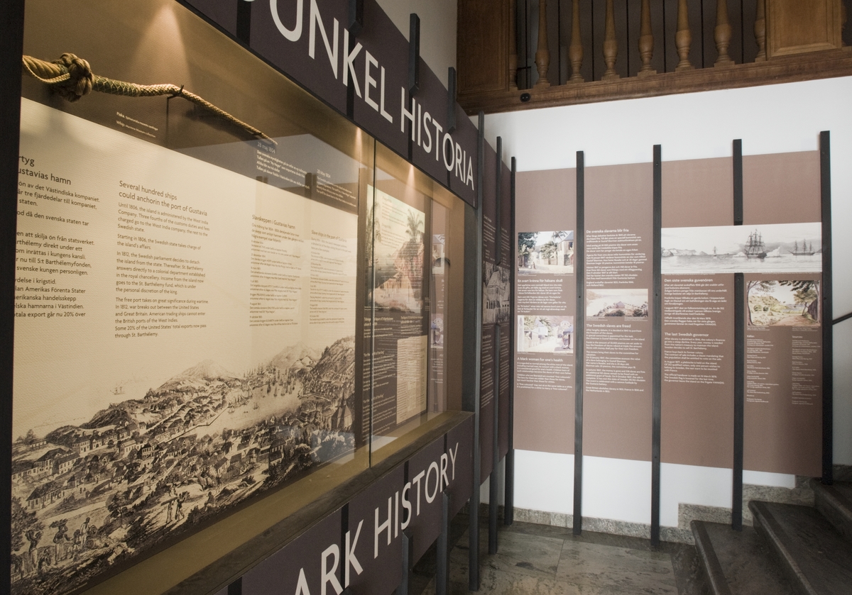 Utställningen "En dunkel historia" i trappmontrarna på Sjöhistoriska museet.