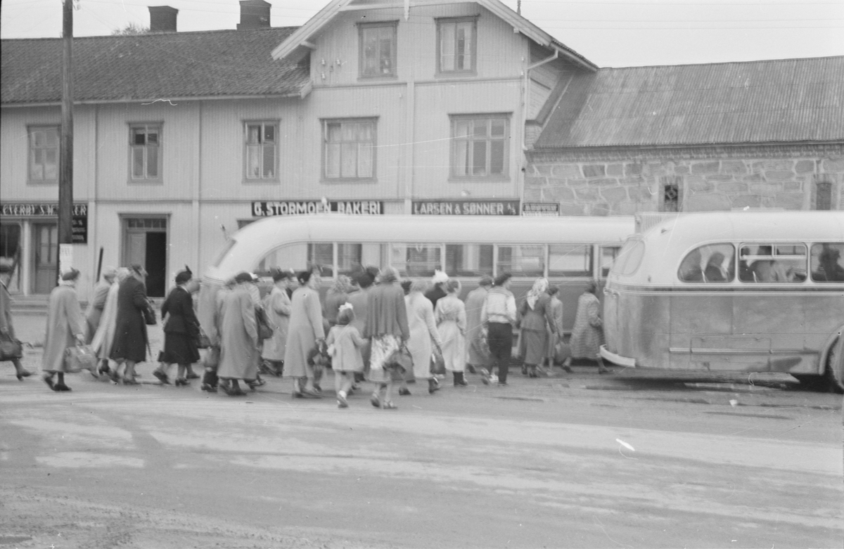 Busser ved Østmoehjørnet. Påstigning av passasjerer. Leiret, Elverum.