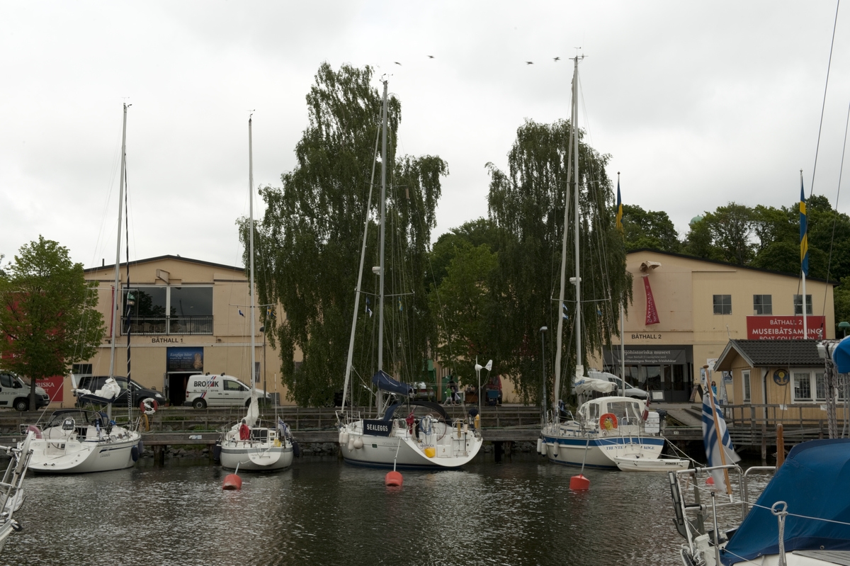 Båthallarna exteriört 2010.
Skyltar på fasaden "Kungliga båtar" och"Sjöhistoriska på Galärvarvet"