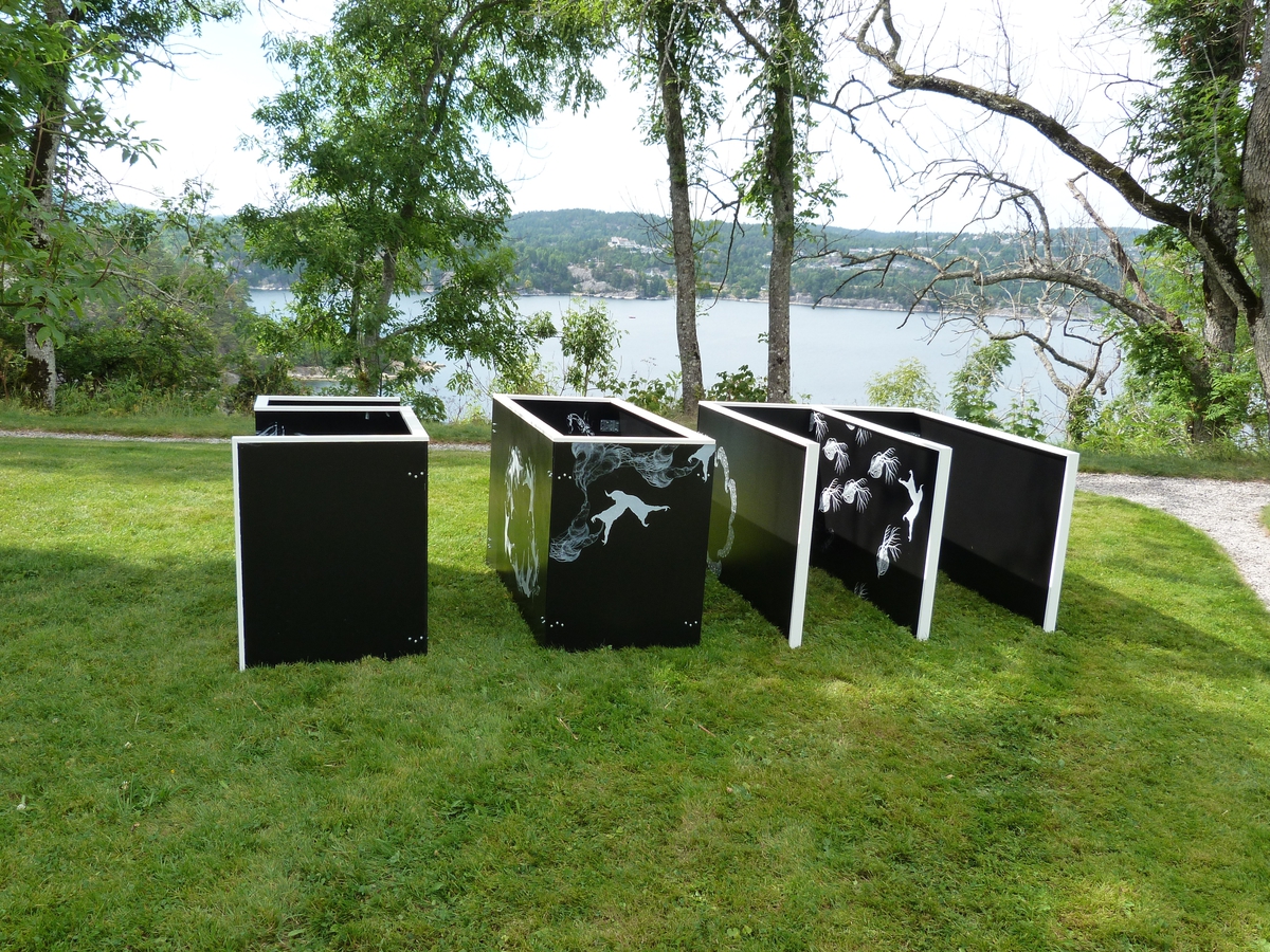 Kunst ble satt ut i parken på museet, juli og august 2013, med temaet "I Munchs fotspor".  Marthe Samuelsens kunst het " En som het Munch". Sjødyr er motivene.
Den siste enheten ble ikke laget.