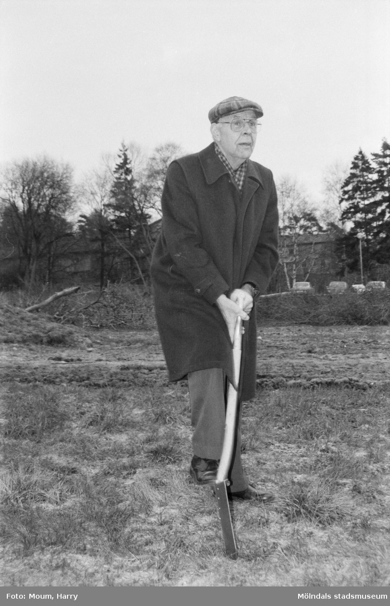 "Evert Eliasson tog första spadtaget till servicehuset i Kållered." År 1984.