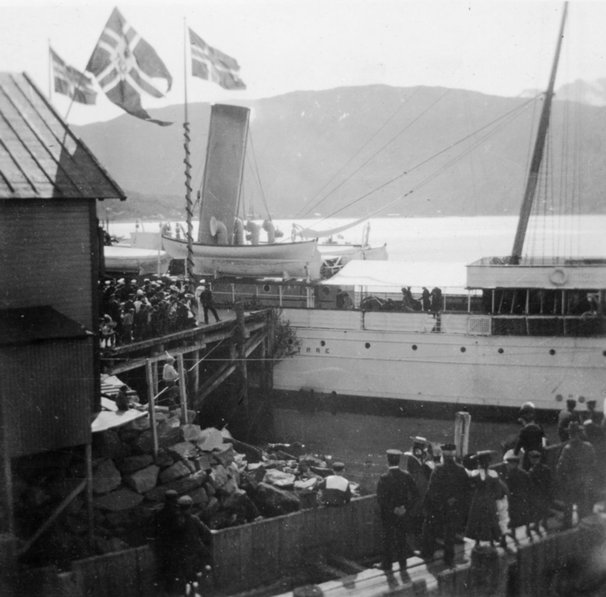 "Olav Kyrre" legger til dampskipskaia. Kong Haakons 1. kongebesøk i Narvik.