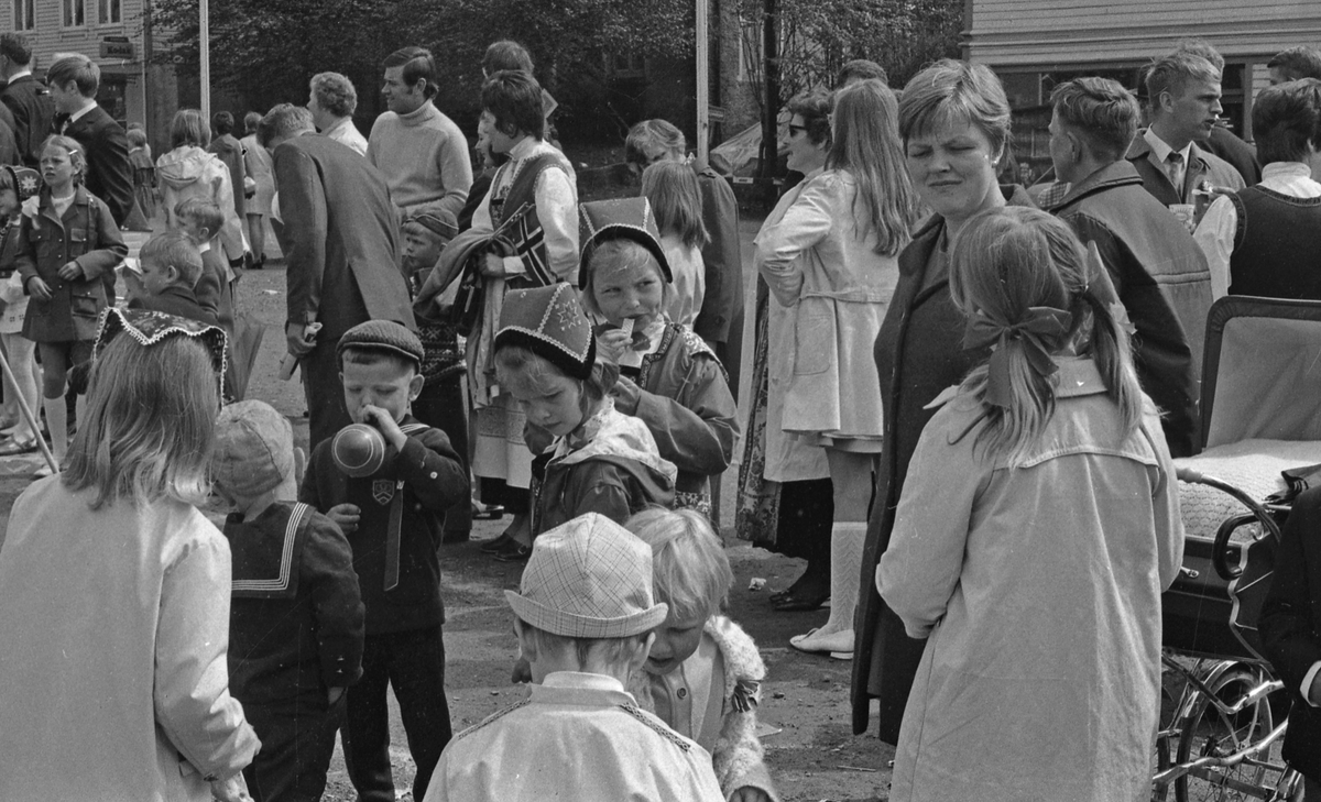 17. mai - 1971.  Del 3 av 7. Kransenedleggelse. Barne-tog og andre aktiviteter.