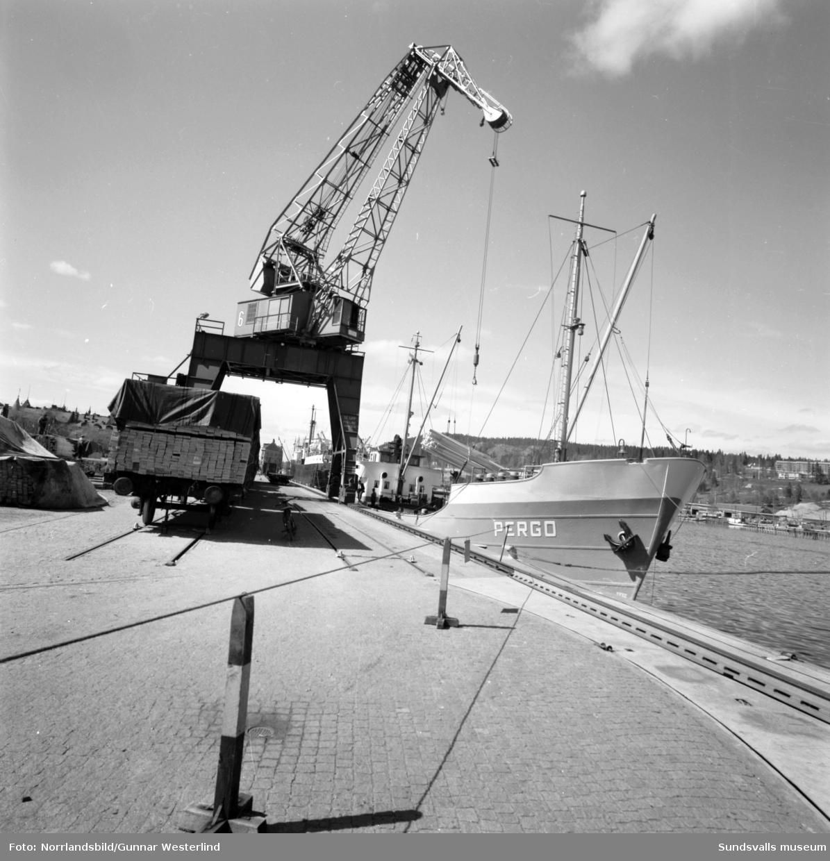 Båtar i Sundsvalls hamn. Maria, Nordstjernan, Pergo.
