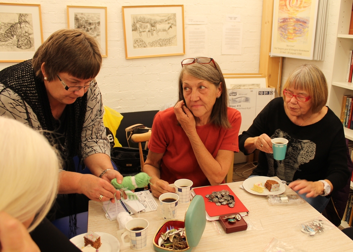 Kragerø Husflidslags møte den 31.09.2014 med Ellen Ørnes. Tema for kvelden var emaljerte antikviteter og helst smykker.