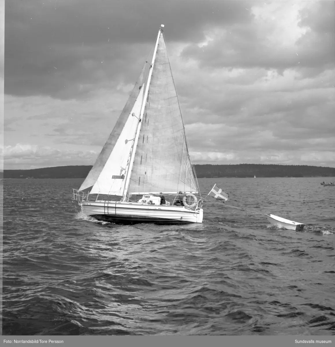 Efter tre års världsomsegling anländer båten Lunkentuss till Vindhem på Alnö med sin besättning Gunnar Dahlgren och Dag Ekholm.
