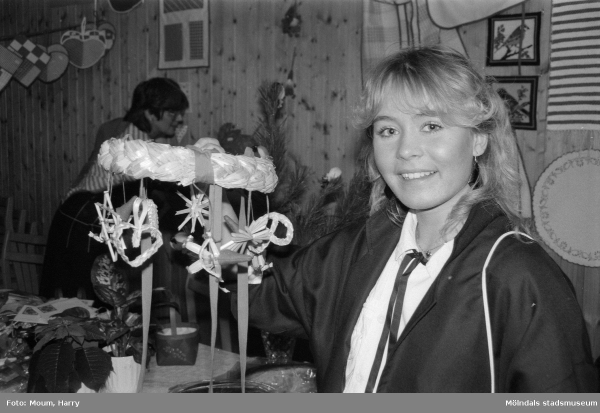 Julbasar i Kållereds Missionskyrka, år 1984. "Annika Larsson hittade en vacker halmdekoration på basaren."

För mer information om bilden se under tilläggsinformation.